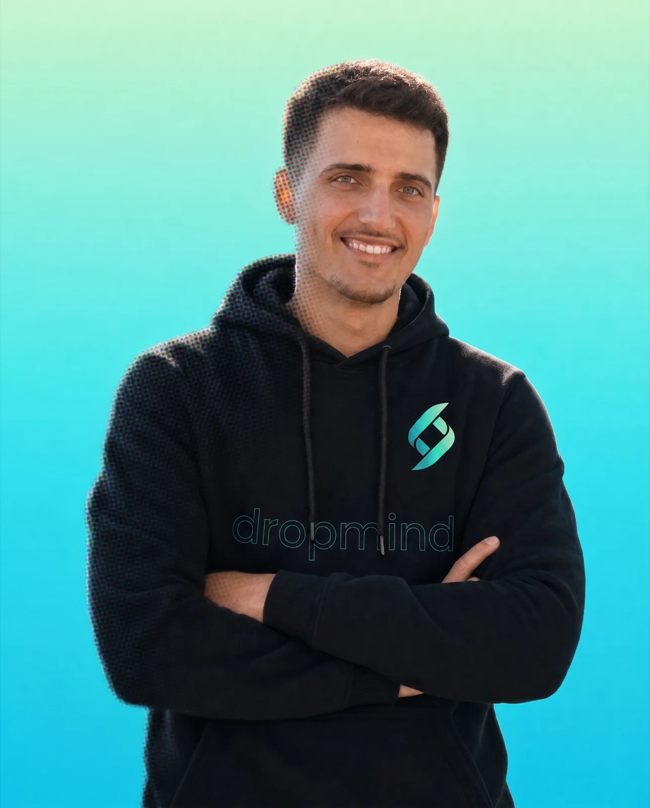 Horváth Márk, a dropmind alapítója, dropmind kapucnis pulóverben
